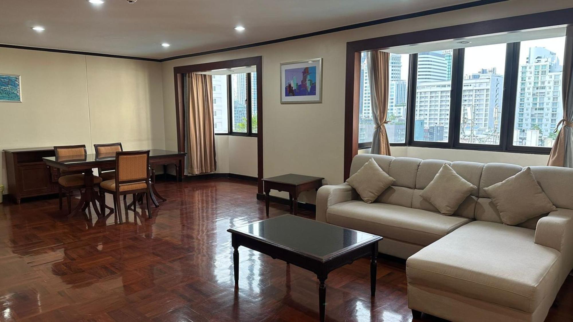 Affordable Serviced Apartments In Nana Omni Tower - Prime Sukhumvit Location バンコク都 エクステリア 写真