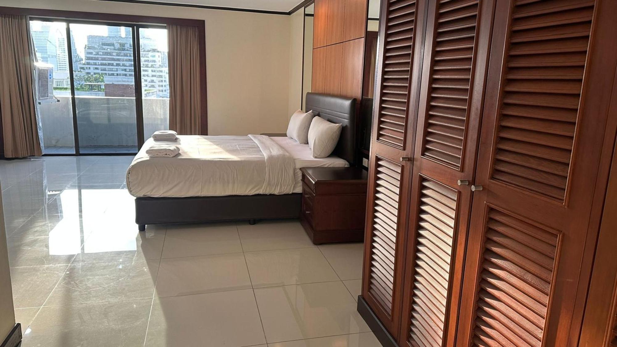 Affordable Serviced Apartments In Nana Omni Tower - Prime Sukhumvit Location バンコク都 エクステリア 写真
