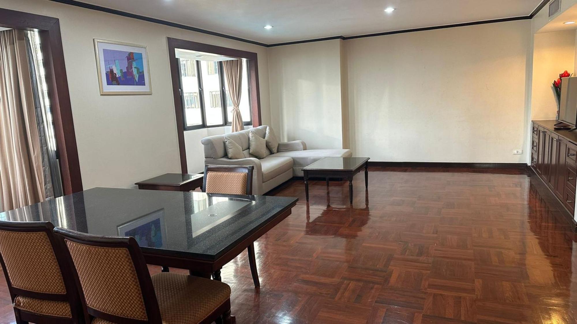 Affordable Serviced Apartments In Nana Omni Tower - Prime Sukhumvit Location バンコク都 エクステリア 写真