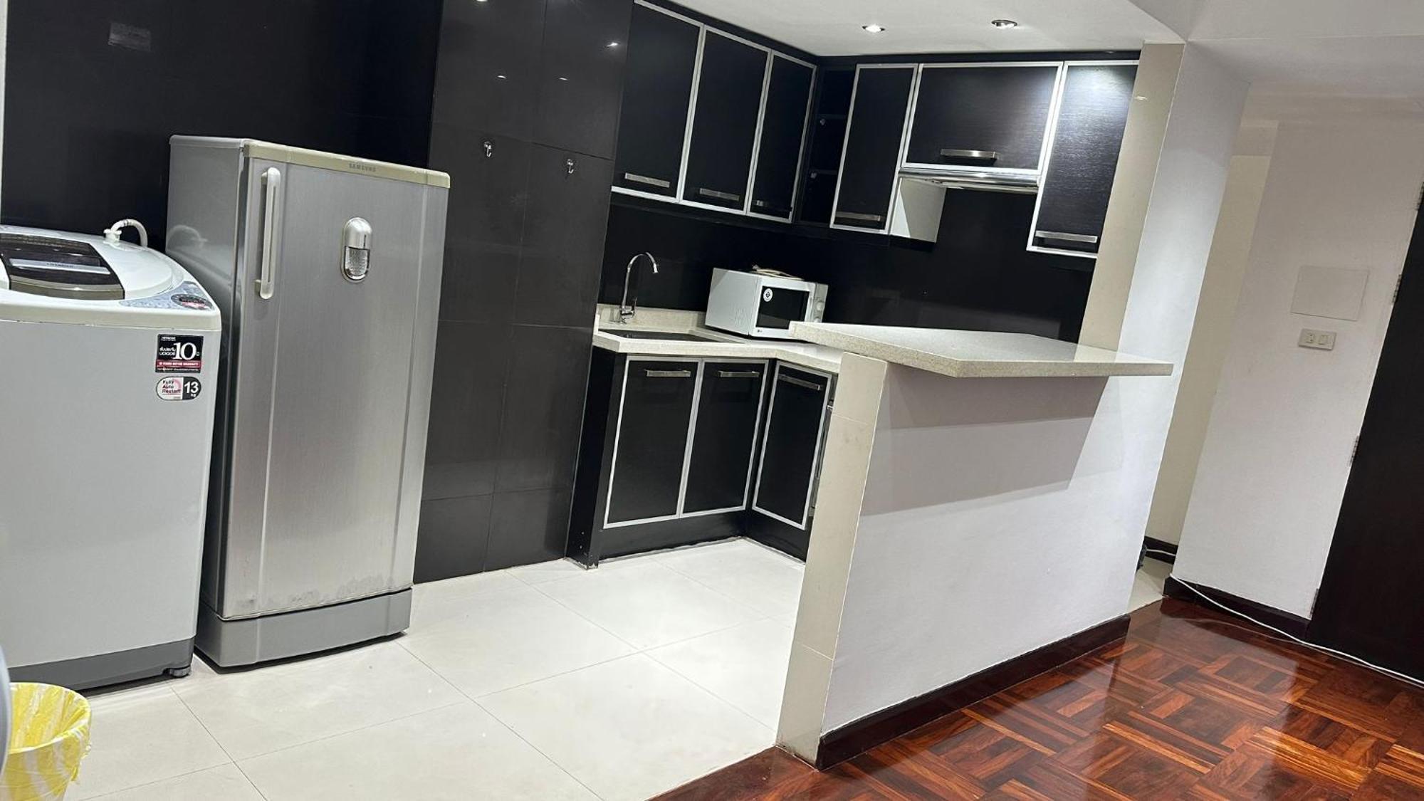 Affordable Serviced Apartments In Nana Omni Tower - Prime Sukhumvit Location バンコク都 エクステリア 写真