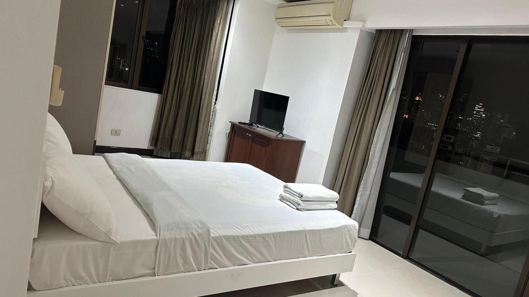 Affordable Serviced Apartments In Nana Omni Tower - Prime Sukhumvit Location バンコク都 エクステリア 写真