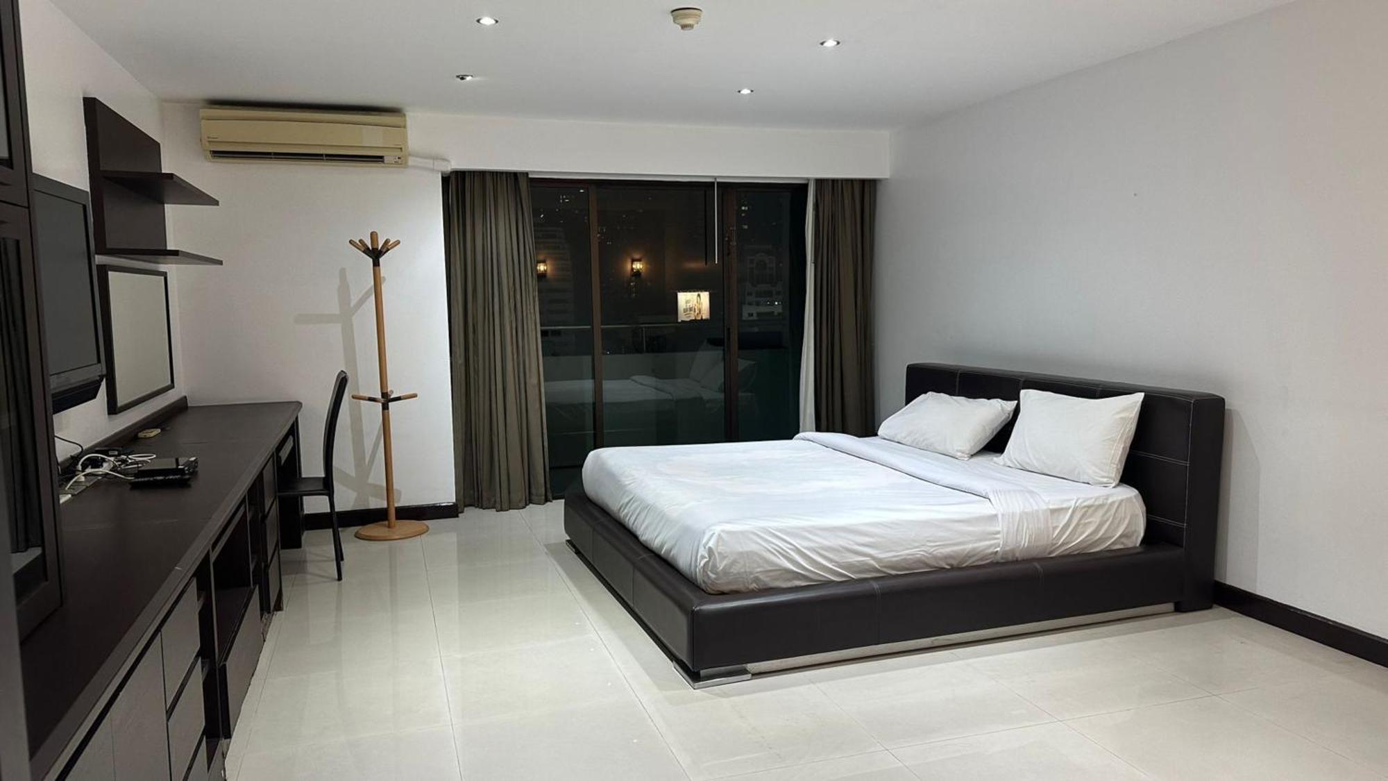 Affordable Serviced Apartments In Nana Omni Tower - Prime Sukhumvit Location バンコク都 エクステリア 写真