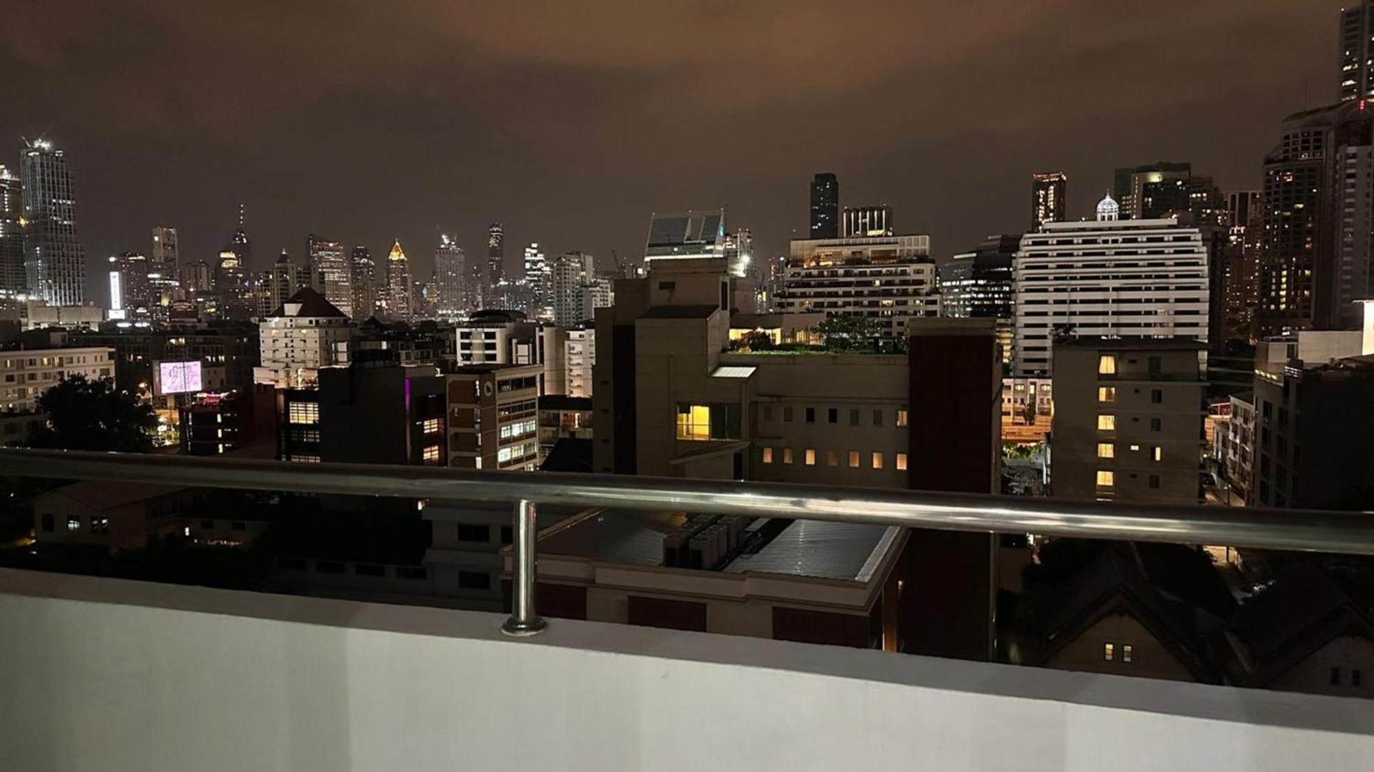 Affordable Serviced Apartments In Nana Omni Tower - Prime Sukhumvit Location バンコク都 エクステリア 写真
