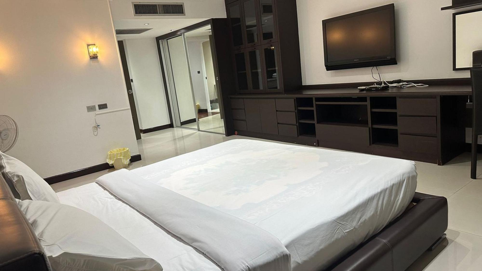 Affordable Serviced Apartments In Nana Omni Tower - Prime Sukhumvit Location バンコク都 エクステリア 写真