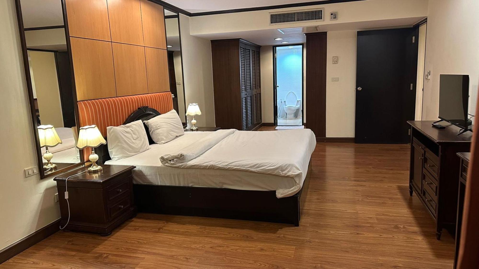 Affordable Serviced Apartments In Nana Omni Tower - Prime Sukhumvit Location バンコク都 エクステリア 写真