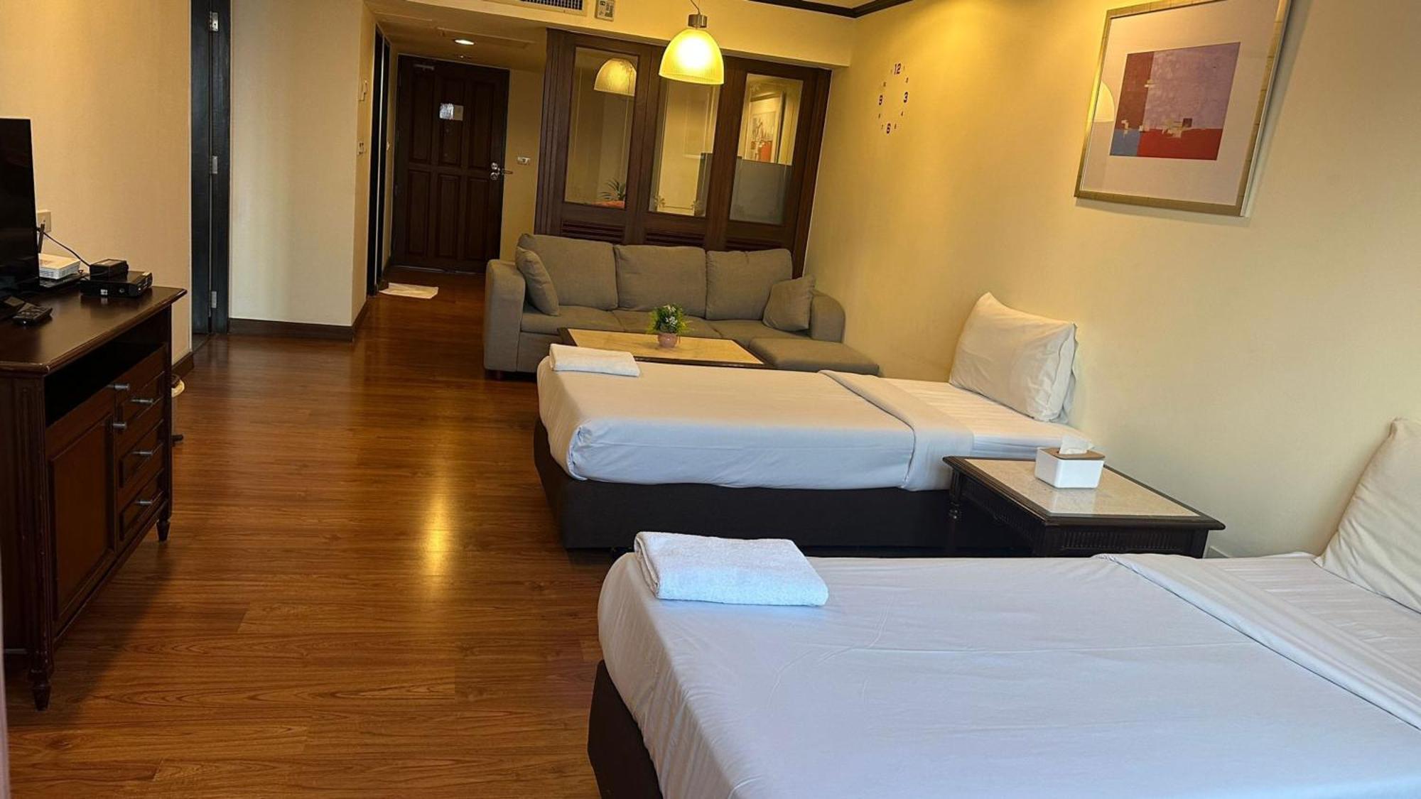 Affordable Serviced Apartments In Nana Omni Tower - Prime Sukhumvit Location バンコク都 エクステリア 写真