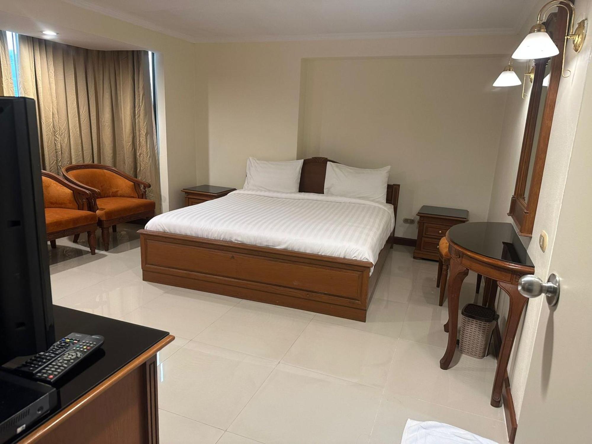 Affordable Serviced Apartments In Nana Omni Tower - Prime Sukhumvit Location バンコク都 エクステリア 写真