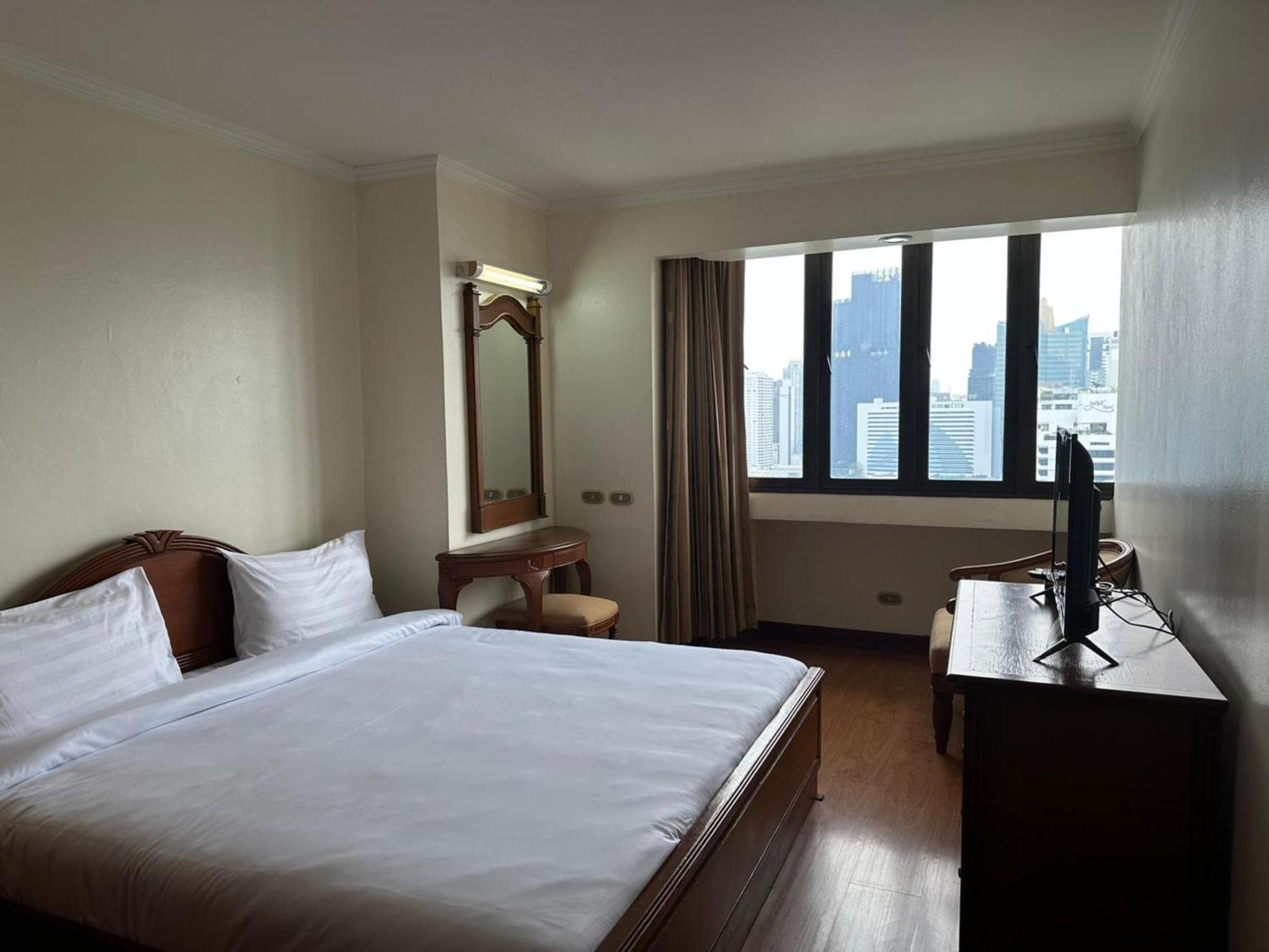 Affordable Serviced Apartments In Nana Omni Tower - Prime Sukhumvit Location バンコク都 エクステリア 写真