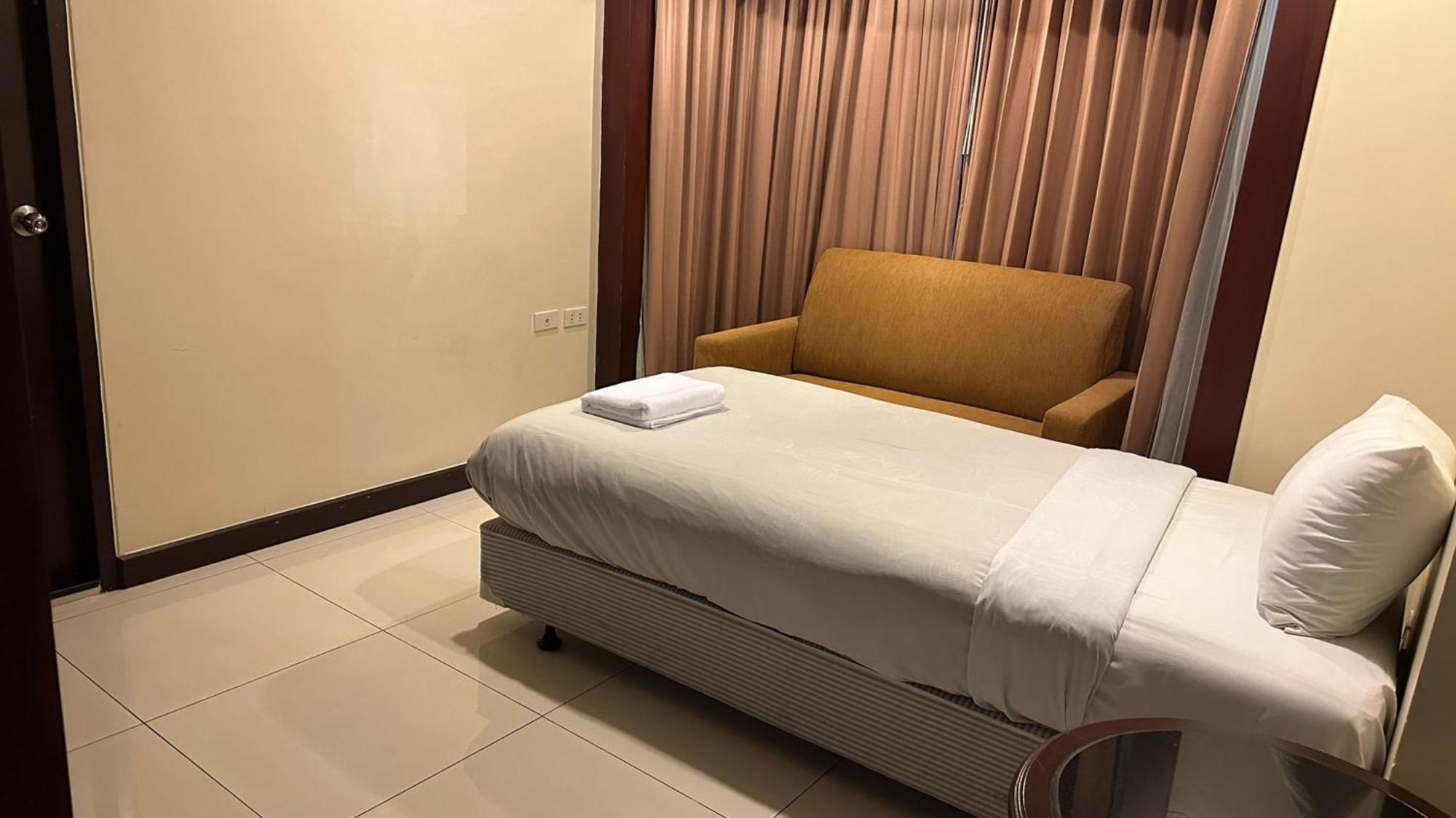 Affordable Serviced Apartments In Nana Omni Tower - Prime Sukhumvit Location バンコク都 エクステリア 写真