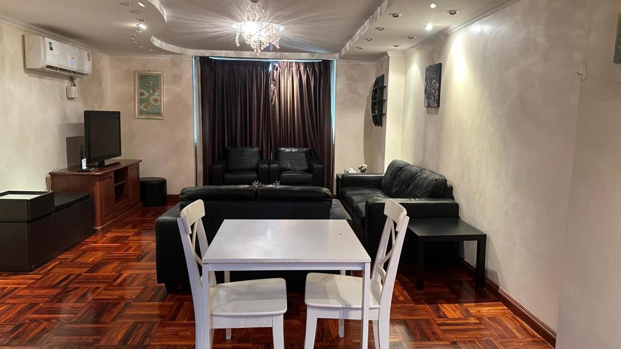 Affordable Serviced Apartments In Nana Omni Tower - Prime Sukhumvit Location バンコク都 エクステリア 写真