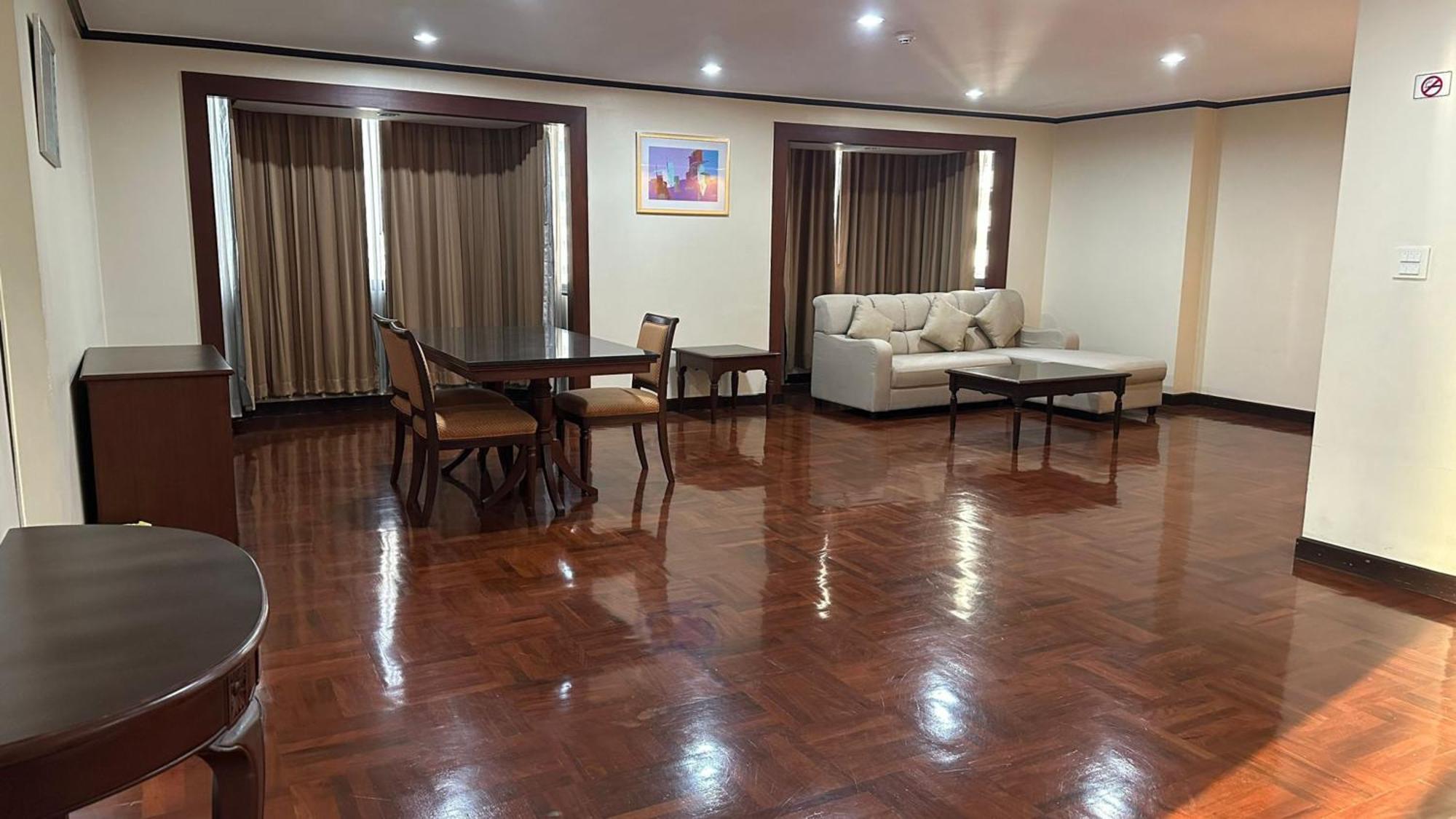 Affordable Serviced Apartments In Nana Omni Tower - Prime Sukhumvit Location バンコク都 エクステリア 写真