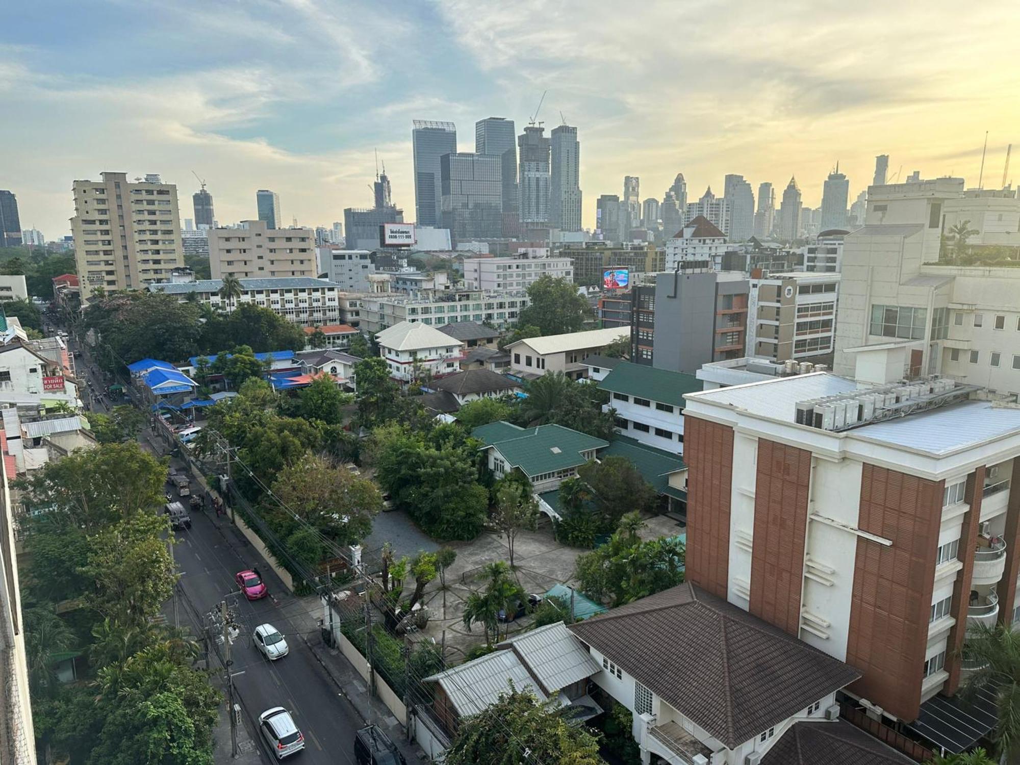 Affordable Serviced Apartments In Nana Omni Tower - Prime Sukhumvit Location バンコク都 エクステリア 写真