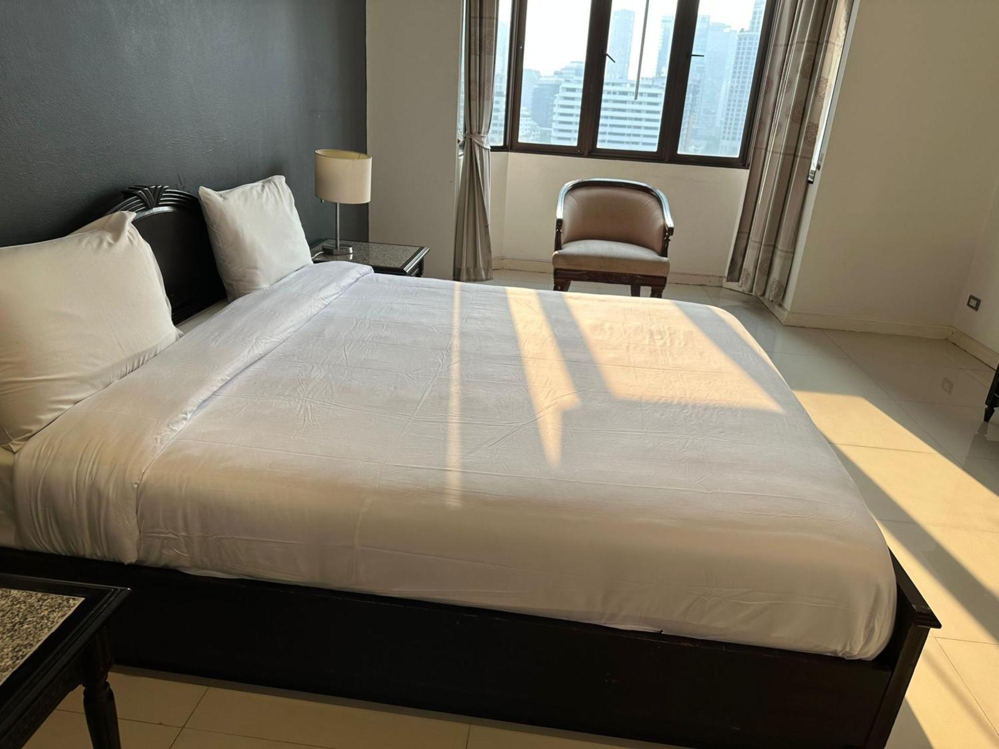 Affordable Serviced Apartments In Nana Omni Tower - Prime Sukhumvit Location バンコク都 エクステリア 写真