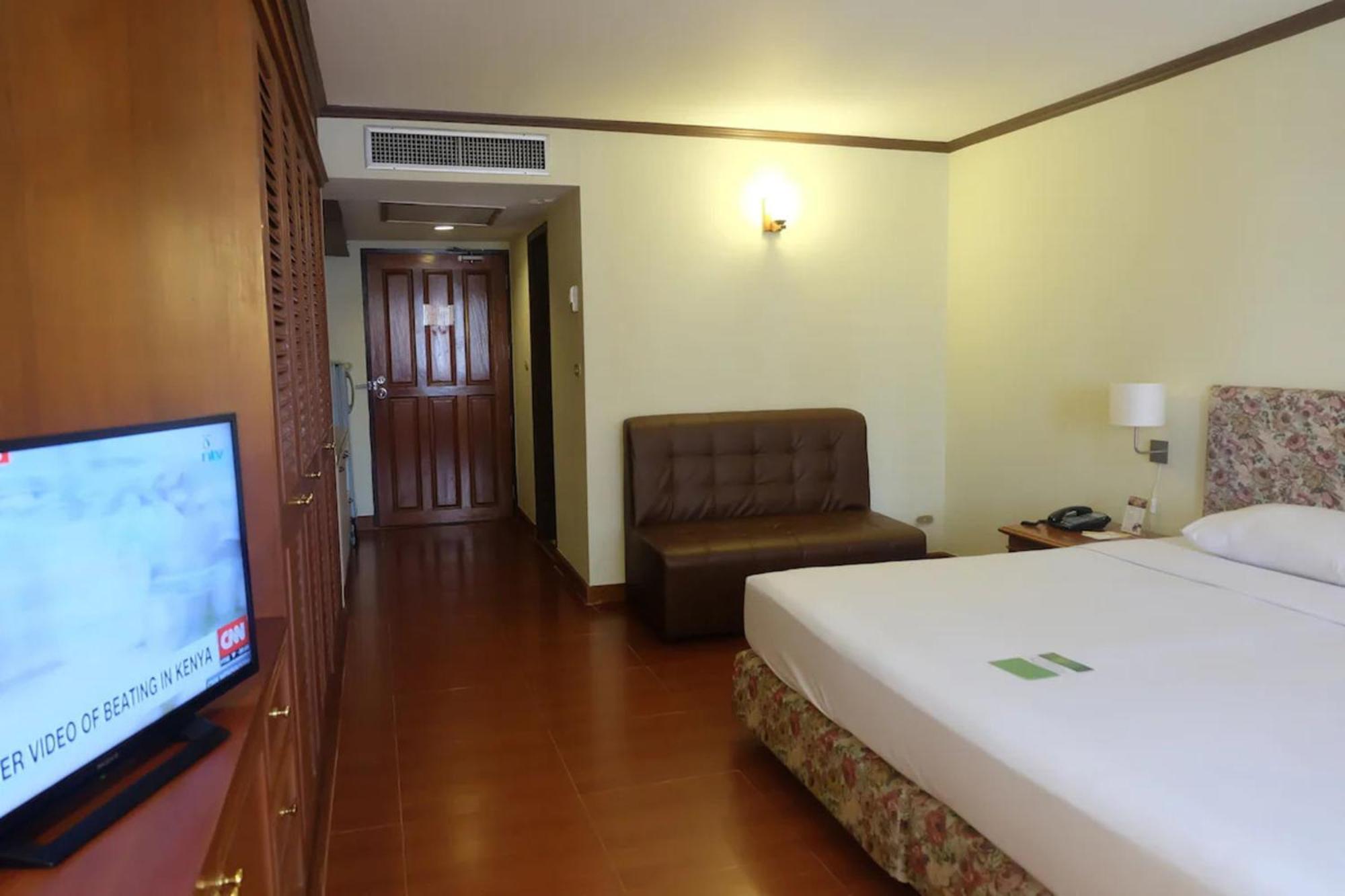 Affordable Serviced Apartments In Nana Omni Tower - Prime Sukhumvit Location バンコク都 エクステリア 写真
