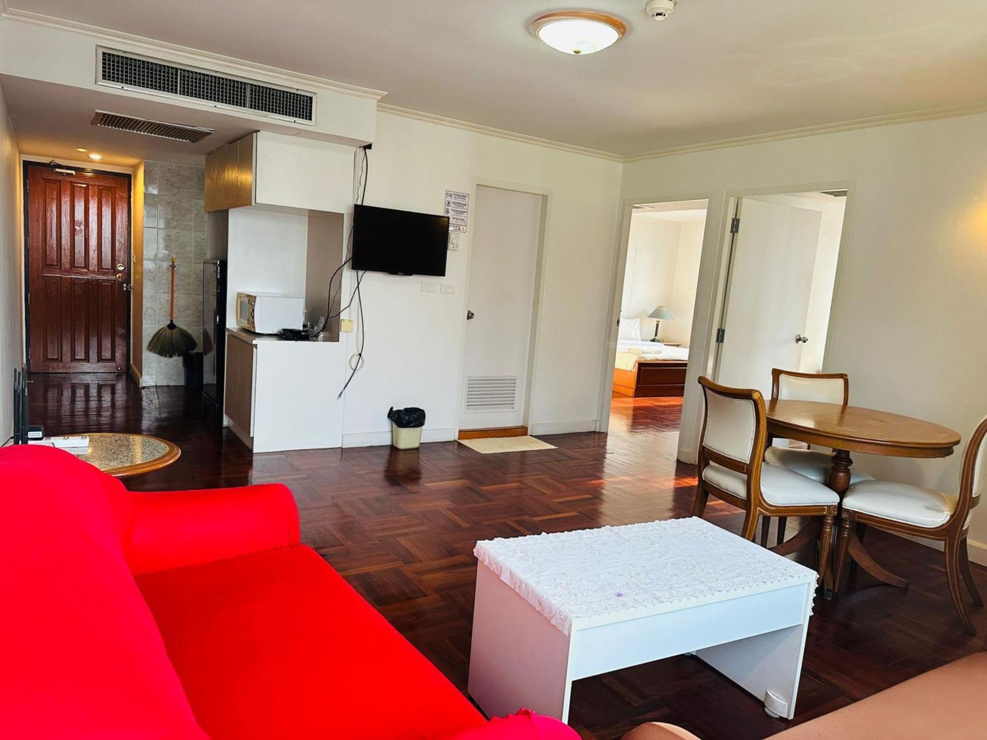 Affordable Serviced Apartments In Nana Omni Tower - Prime Sukhumvit Location バンコク都 エクステリア 写真