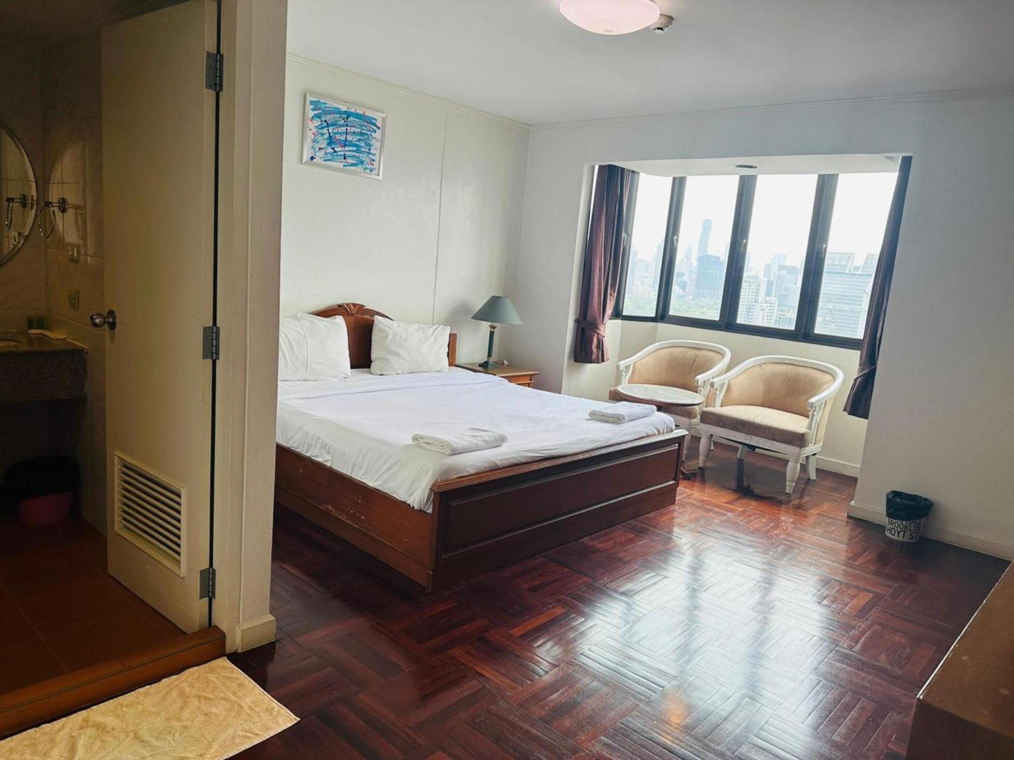 Affordable Serviced Apartments In Nana Omni Tower - Prime Sukhumvit Location バンコク都 エクステリア 写真
