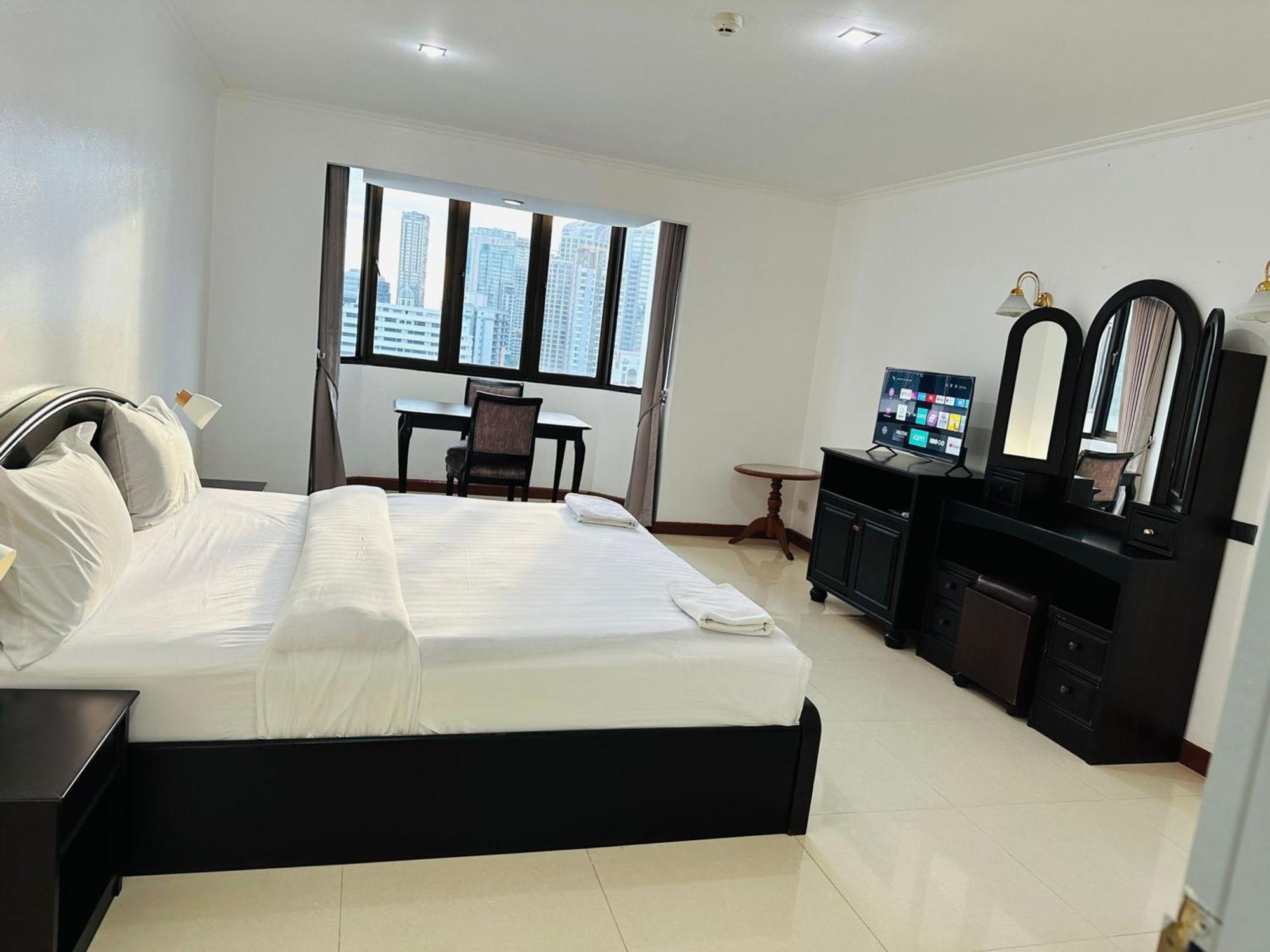 Affordable Serviced Apartments In Nana Omni Tower - Prime Sukhumvit Location バンコク都 エクステリア 写真