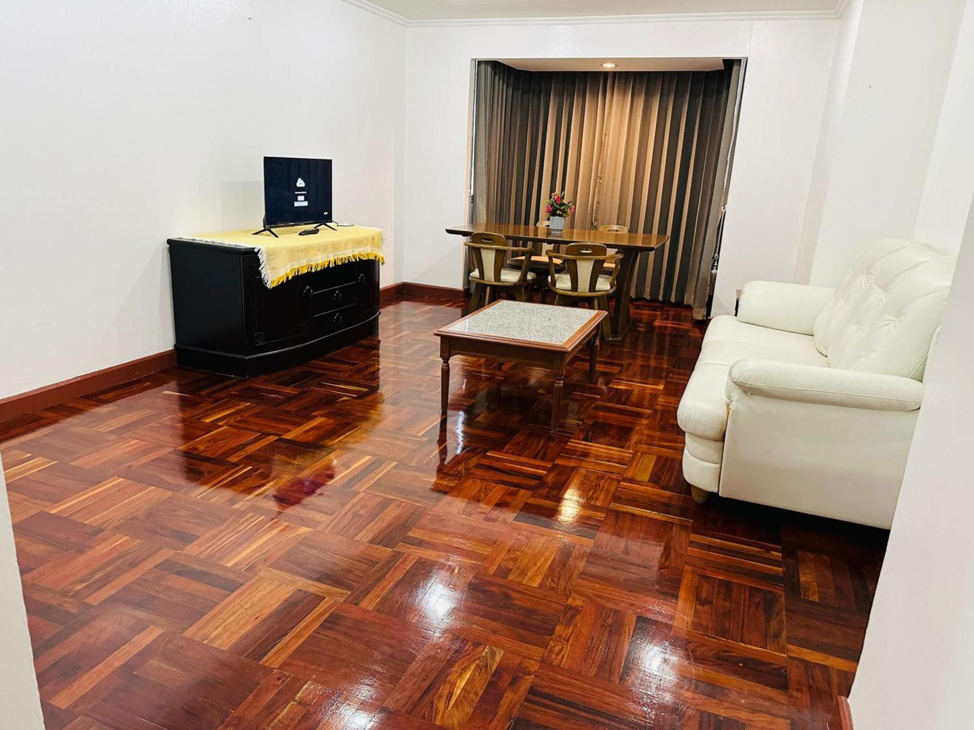 Affordable Serviced Apartments In Nana Omni Tower - Prime Sukhumvit Location バンコク都 エクステリア 写真