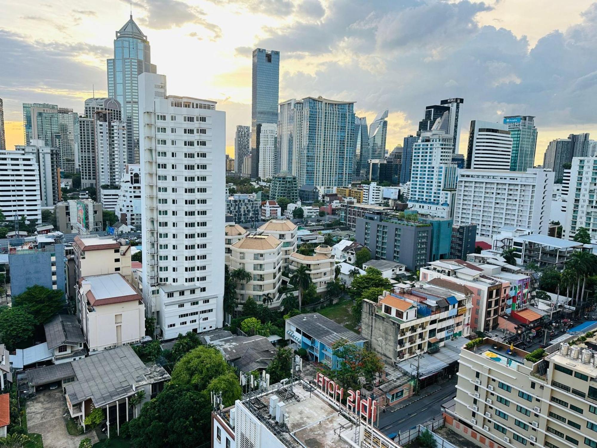 Affordable Serviced Apartments In Nana Omni Tower - Prime Sukhumvit Location バンコク都 エクステリア 写真