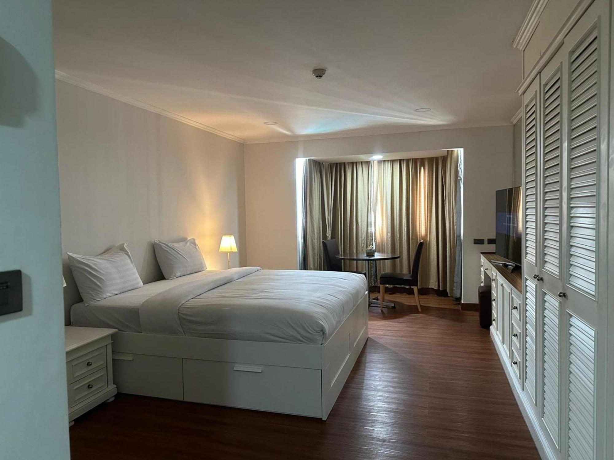 Affordable Serviced Apartments In Nana Omni Tower - Prime Sukhumvit Location バンコク都 エクステリア 写真