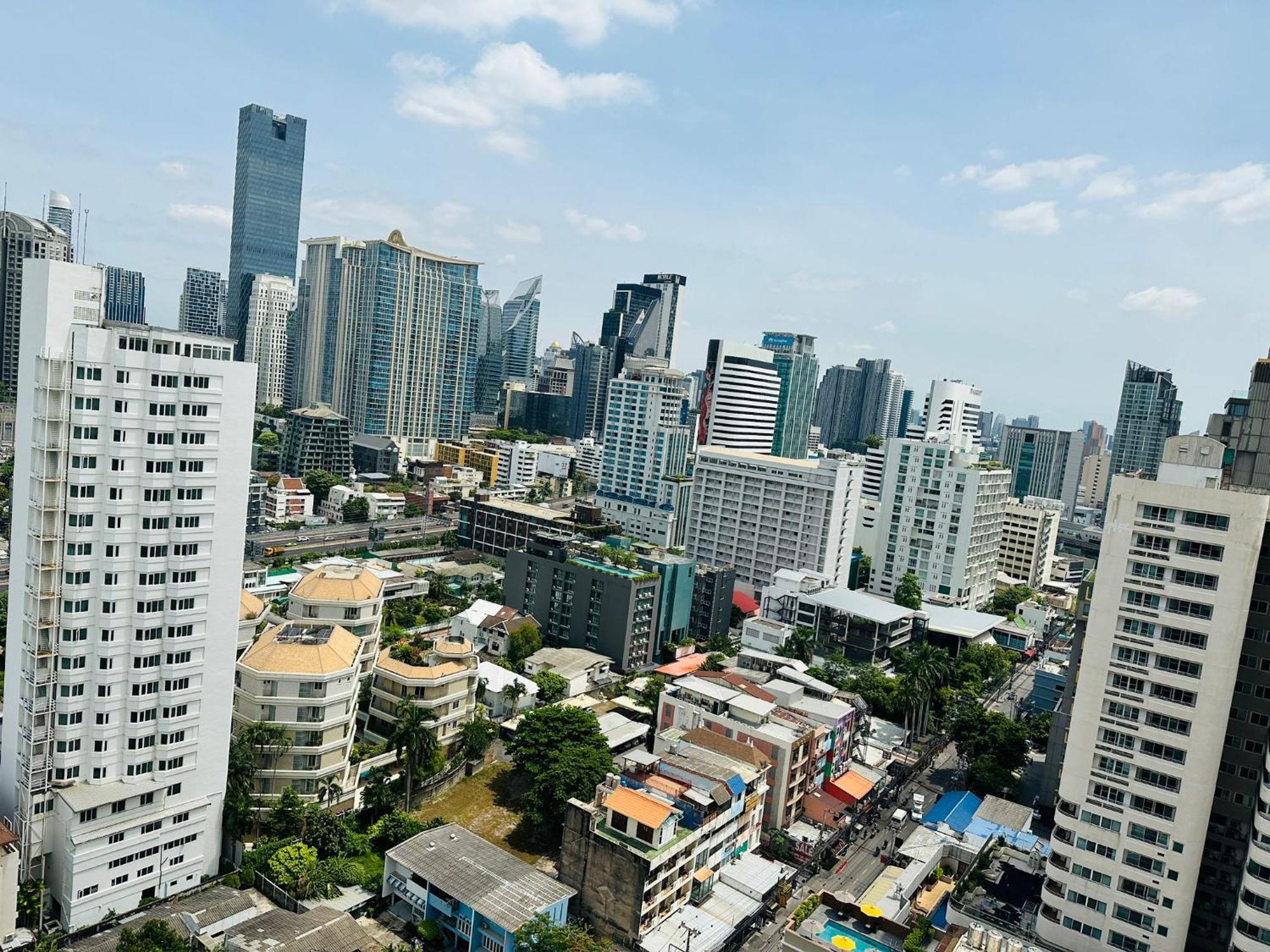 Affordable Serviced Apartments In Nana Omni Tower - Prime Sukhumvit Location バンコク都 エクステリア 写真
