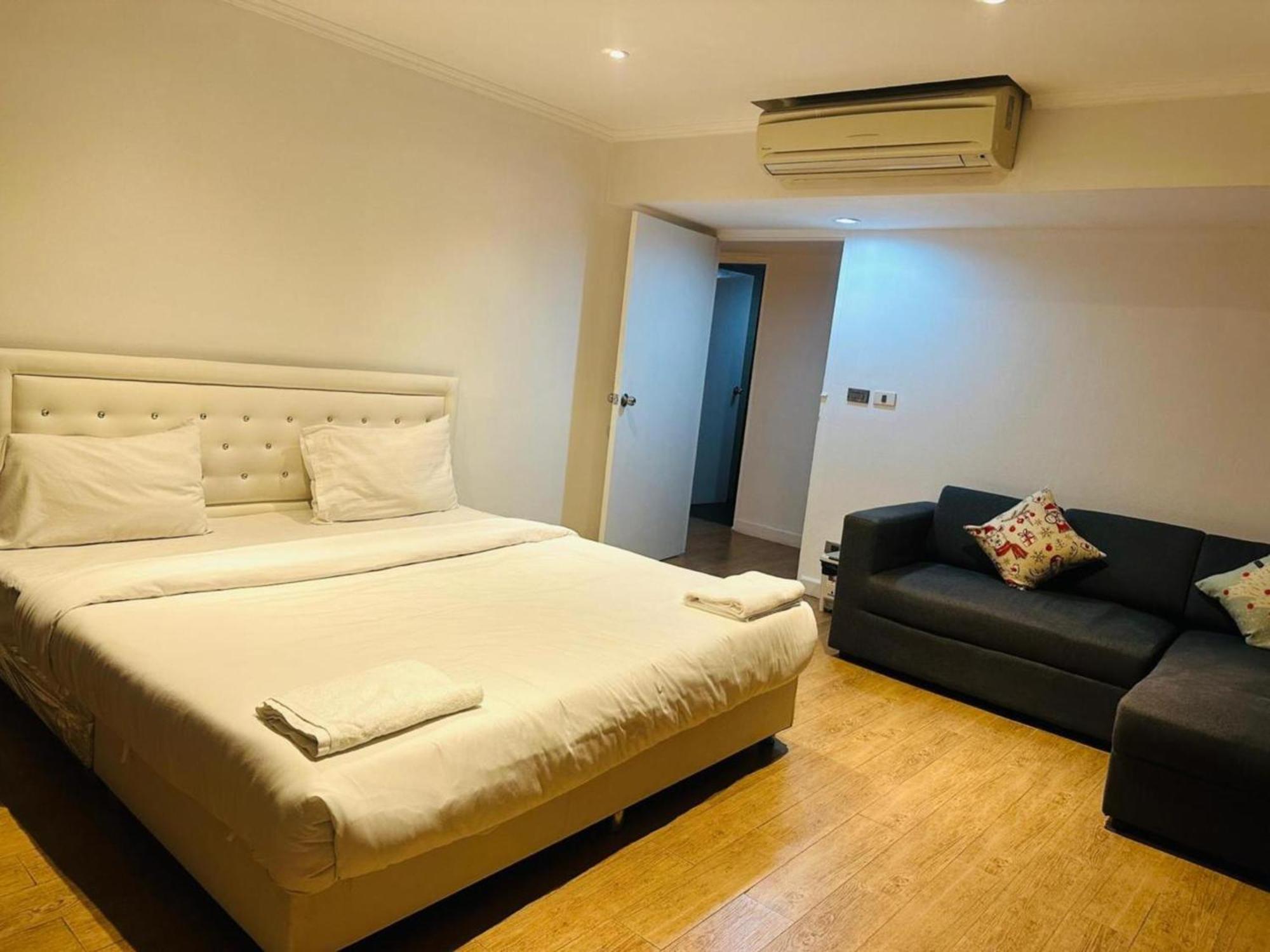 Affordable Serviced Apartments In Nana Omni Tower - Prime Sukhumvit Location バンコク都 エクステリア 写真