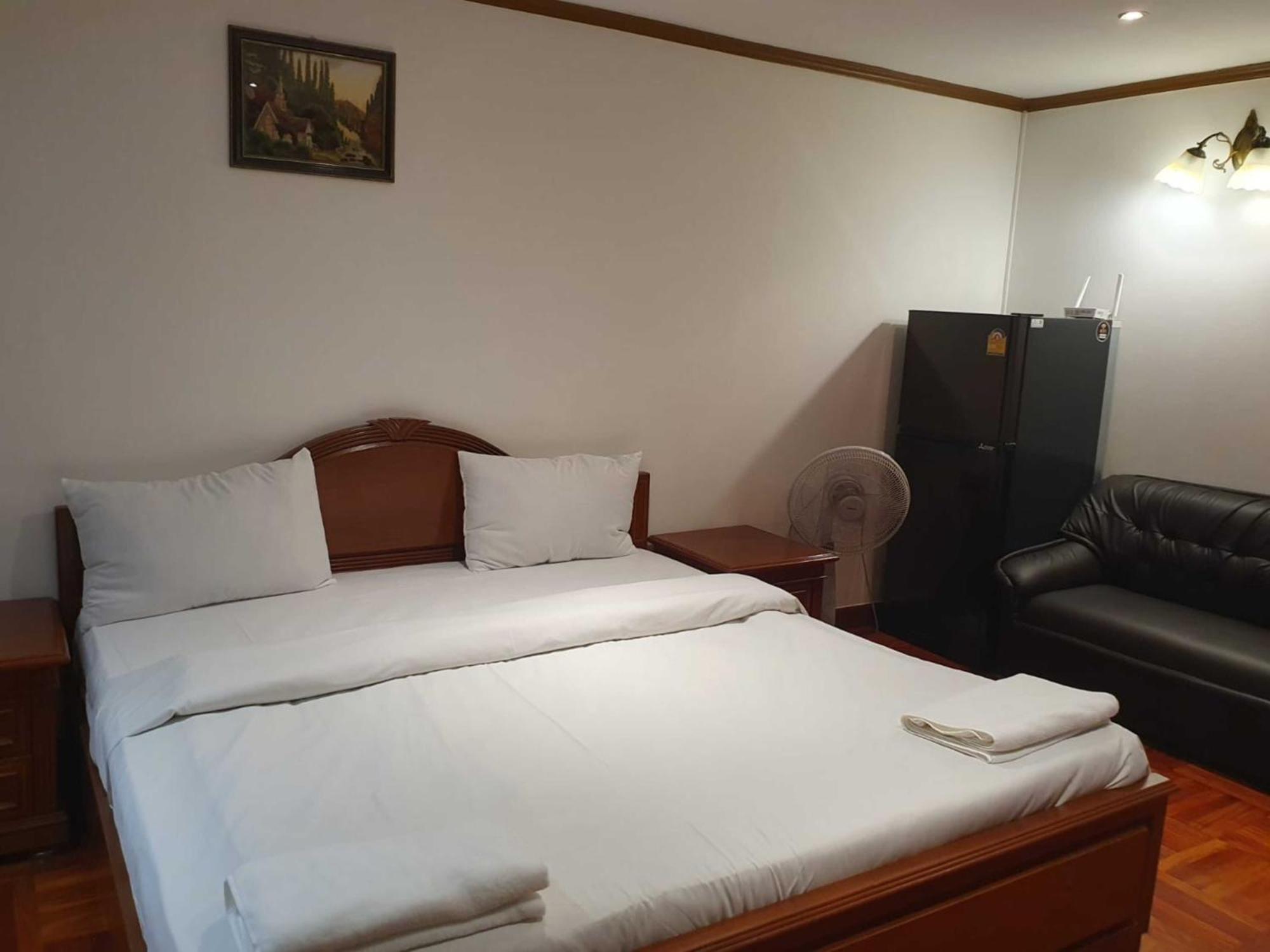 Affordable Serviced Apartments In Nana Omni Tower - Prime Sukhumvit Location バンコク都 エクステリア 写真