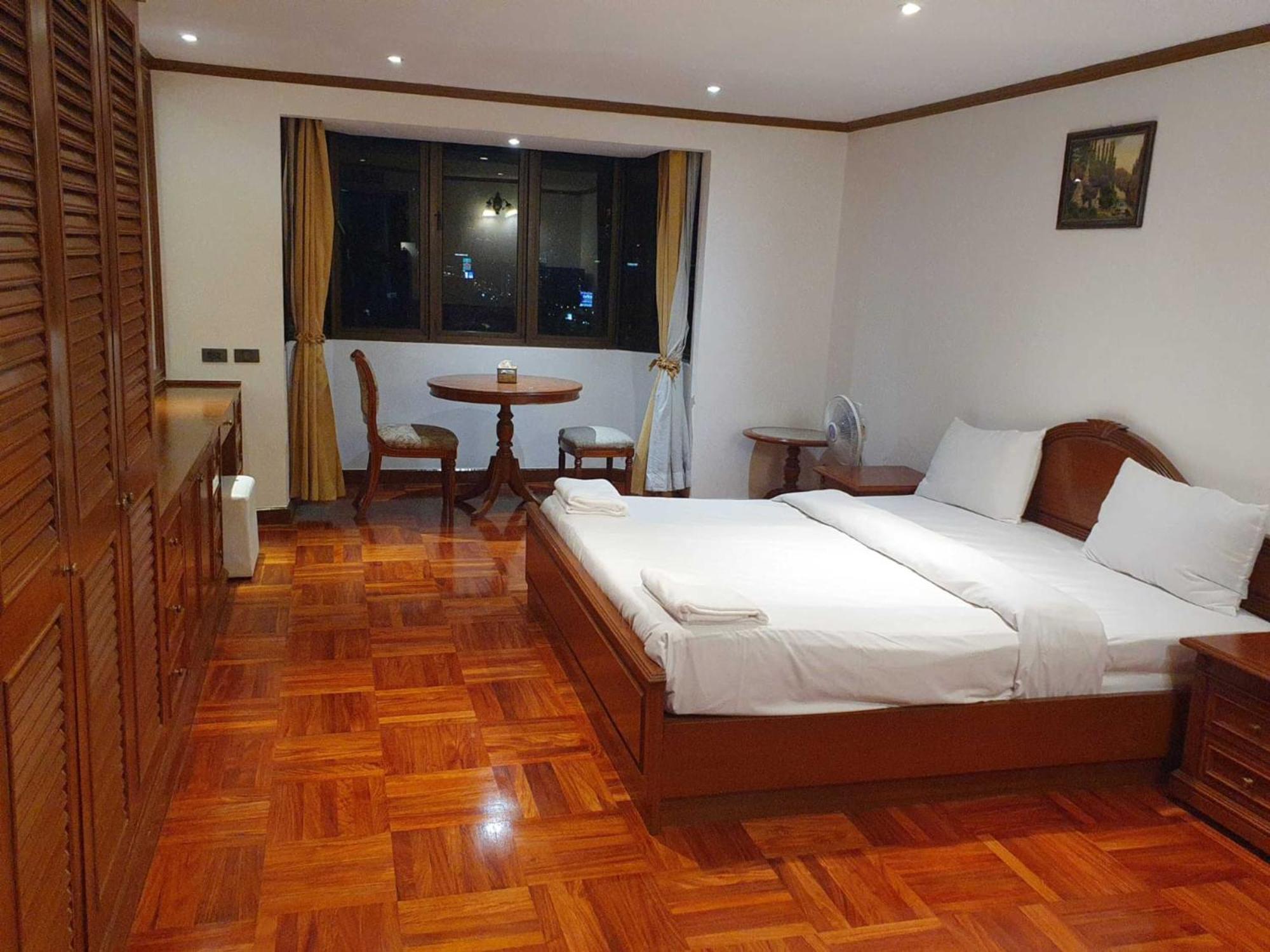 Affordable Serviced Apartments In Nana Omni Tower - Prime Sukhumvit Location バンコク都 エクステリア 写真