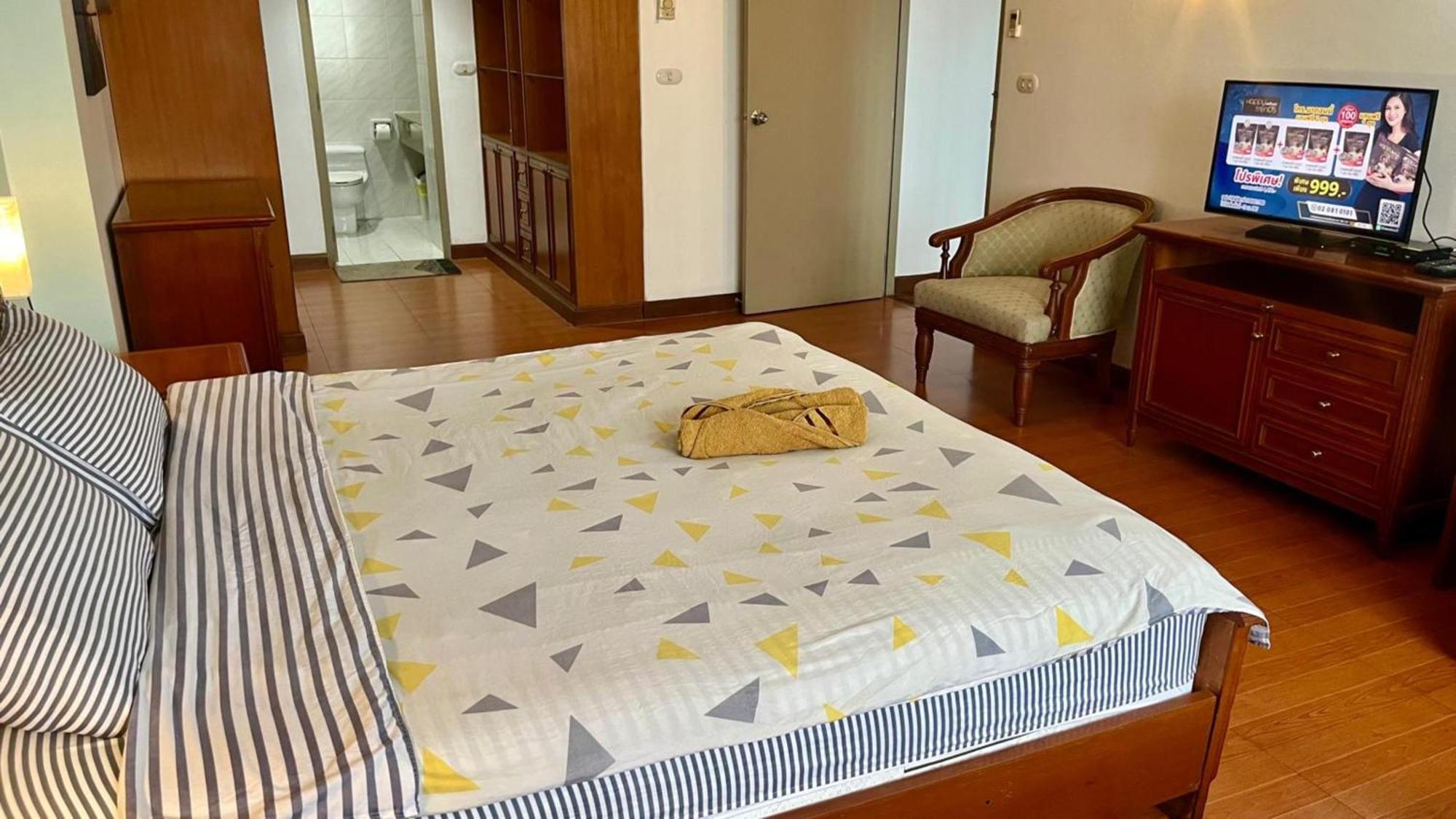 Affordable Serviced Apartments In Nana Omni Tower - Prime Sukhumvit Location バンコク都 エクステリア 写真