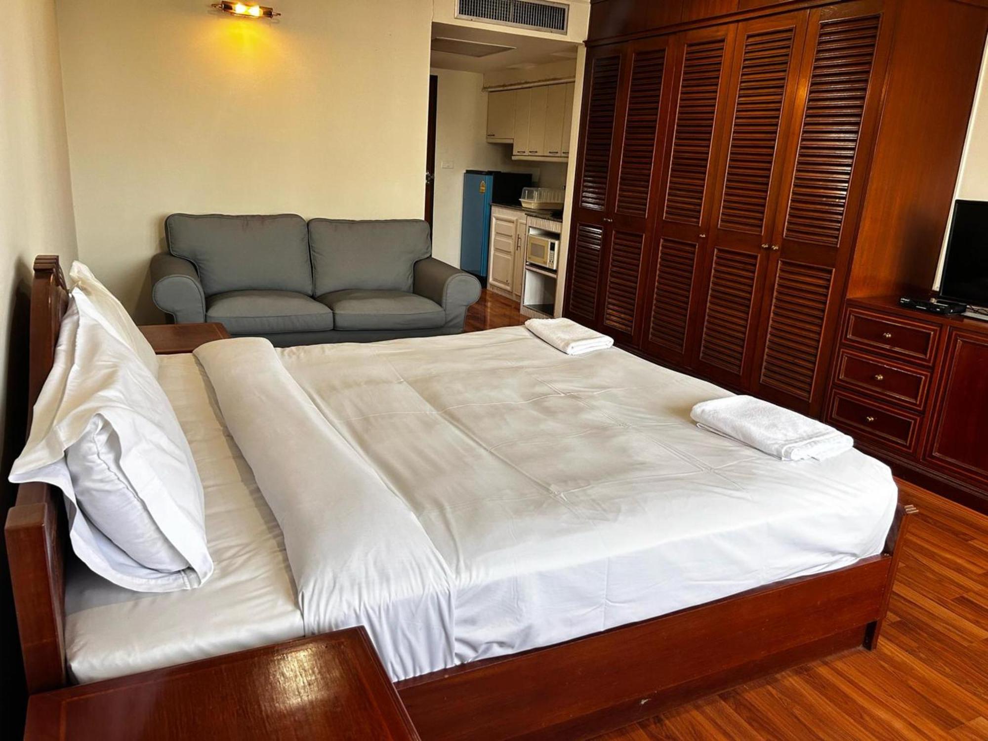 Affordable Serviced Apartments In Nana Omni Tower - Prime Sukhumvit Location バンコク都 エクステリア 写真